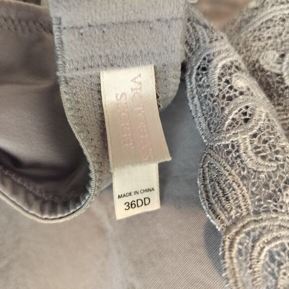 Victoria’s Secret Underwire Bra Floral Lace Lightly Lined - Picture 7 of 7